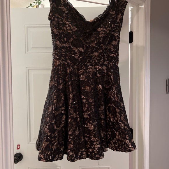 Black sequence off the shoulder - Picture 3 of 3